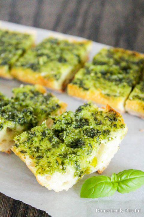 รูปภาพ:http://ghk.h-cdn.co/assets/16/42/480x720/gallery-1476980302-garlic-bread-with-basil-683x1024.jpg