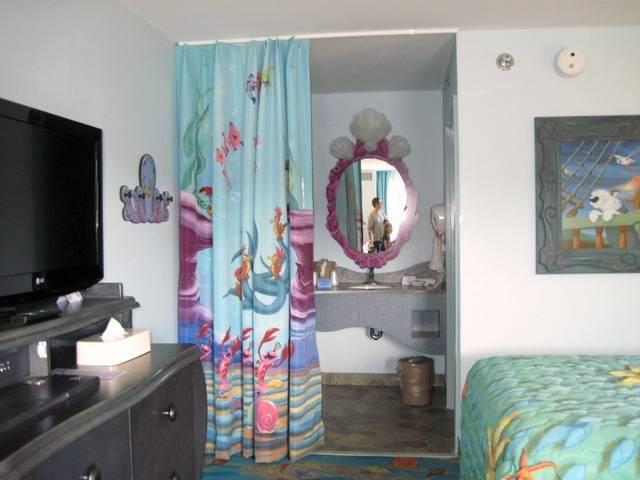 รูปภาพ:http://www.waltdisneyworld-resorts.com/images/artofanimationlittlemermaidroom.jpg