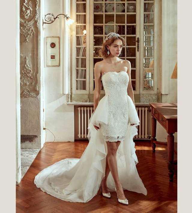 รูปภาพ:http://static.stylosophy.it/stwww/fotogallery/1200X0/349795/abito-da-sposa-corto-nicole.jpg