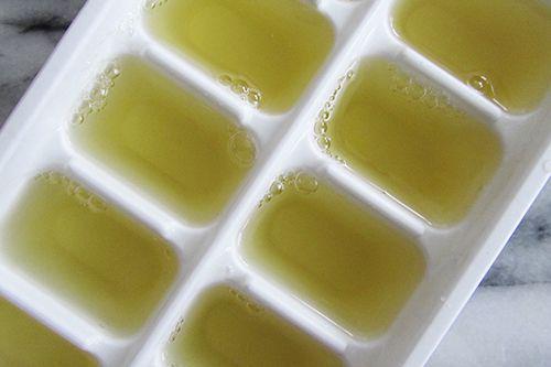 รูปภาพ:http://fortunegoodies.com/wp-content/uploads/2014/04/Making-Green-Tea-Ice-Cubes.jpg