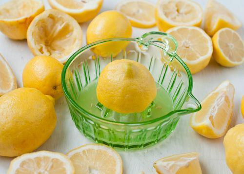 รูปภาพ:http://www.designmom.com/wp-content/uploads/2013/06/lemonade-101-juicing-lemon.jpg