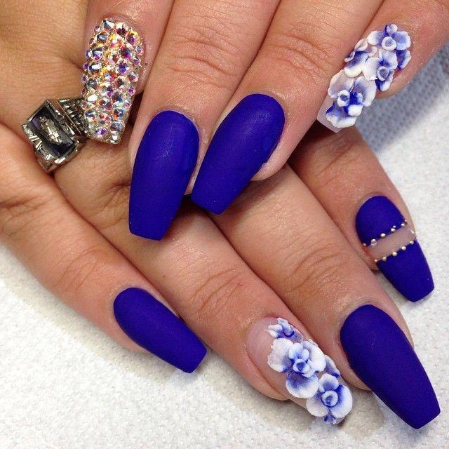 รูปภาพ:http://www.prettydesigns.com/wp-content/uploads/2016/09/Blue-Nails-with-Flowers-and-Gems.jpg