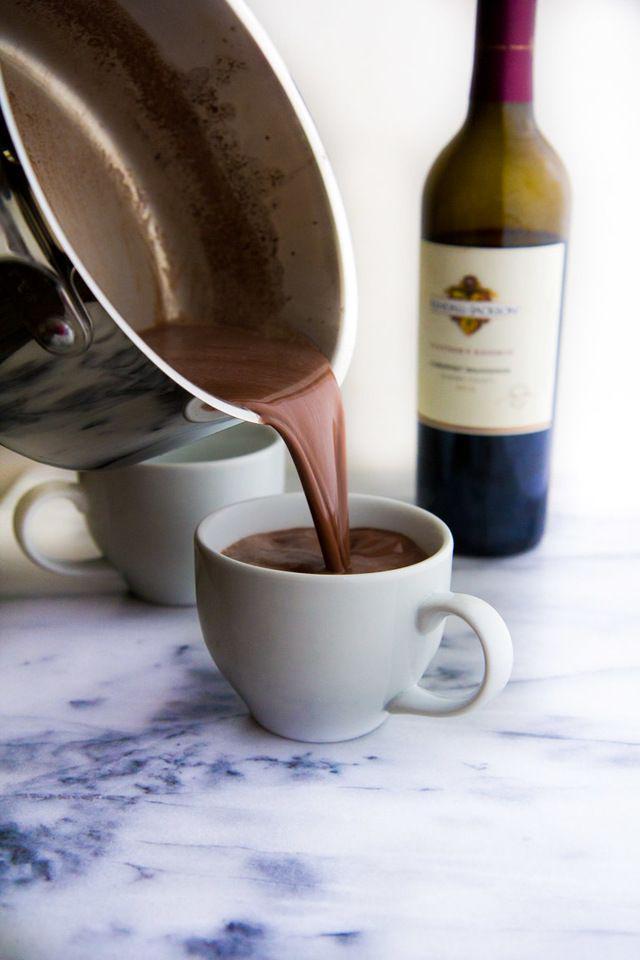 รูปภาพ:http://immaeatthat.com/wp-content/uploads/2014/11/Red-Wine-Hot-Chocolate-5.jpg