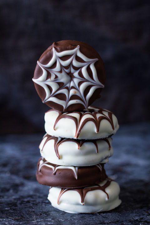 รูปภาพ:http://del.h-cdn.co/assets/15/39/480x720/gallery-1442865572-7-spider-web-cookies-delish.jpg