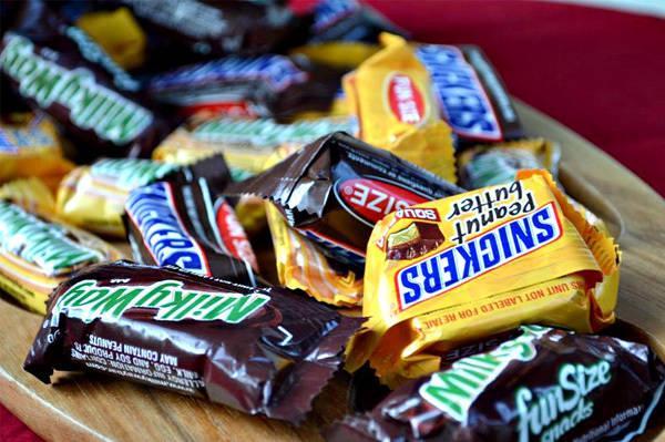 รูปภาพ:http://popcultureasylum.com/wp-content/uploads/2012/09/halloween-fun-size-candy-bars.jpg