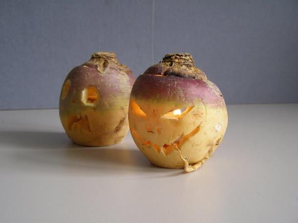 รูปภาพ:http://www.apartmentguide.com/blog/wp-content/uploads/2014/10/Not-Your-Average-Jack-o-Lantern-Melon.jpg