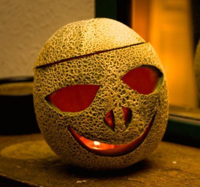 รูปภาพ:http://www.apartmentguide.com/blog/wp-content/uploads/2014/10/Not-Your-Average-Jack-o-Lantern-Melon.jpg