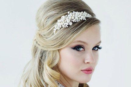 รูปภาพ:https://www.flutterbyweddings.co.uk/images/products/bessie-pearl-side-tiara-headband.jpg
