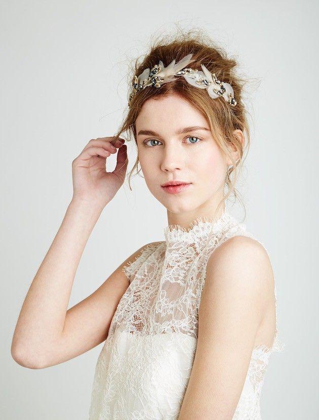รูปภาพ:http://bridalmusings.com/wp-content/uploads/2015/11/Feather-Coal-Hair-Accessories-Emily-Kent-Wedding-Hair-Bridal-Musings-Wedding-Blog-6-630x830.jpeg