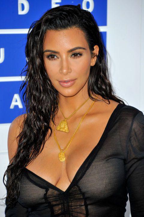 รูปภาพ:http://hbz.h-cdn.co/assets/16/37/480x720/hbz-the-list-wet-hair-kim-kardashian-gettyimages-598208442.jpg