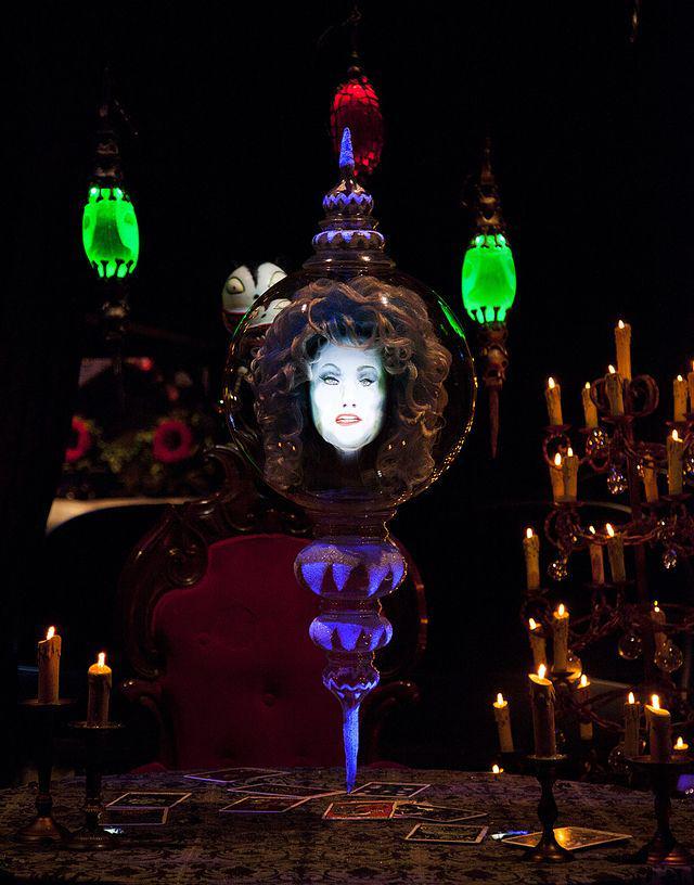 รูปภาพ:http://themeparkadventure.com/wp-content/uploads/2015/08/Madame-Leota-Haunted-Mansion-Holiday.jpg