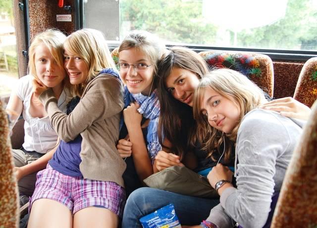 รูปภาพ:http://www.internationalprojects.biz/Travel/hi-res/group-girls-in-bus.jpg