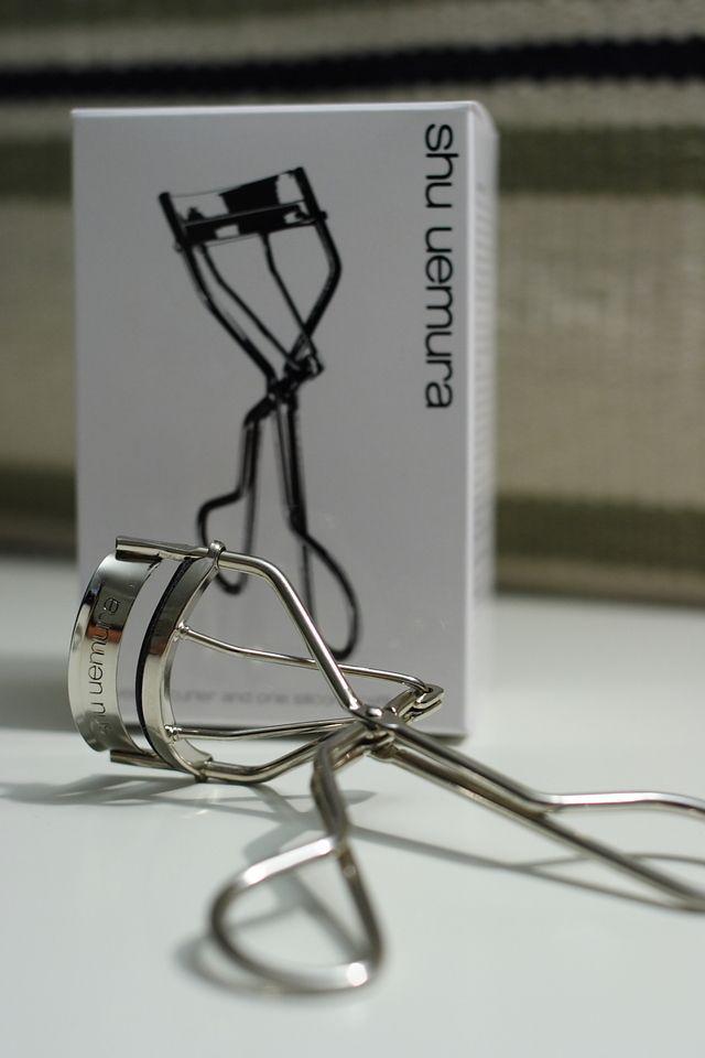 รูปภาพ:https://upload.wikimedia.org/wikipedia/commons/3/3a/Shu_Uemura_eyelash_curler.jpg