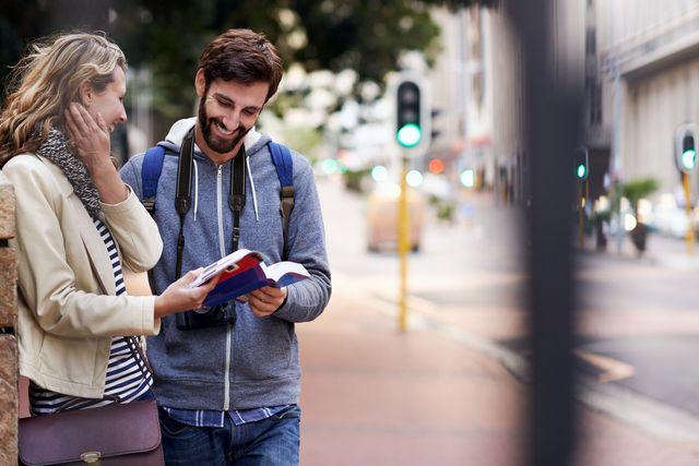 รูปภาพ:http://drivethenation.com/wp-content/uploads/2015/01/bigstock-travel-couple-walking-around-c-74262673.jpg