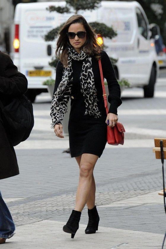 รูปภาพ:https://edanafashion.files.wordpress.com/2014/04/pippa-middleton-little-black-dress-ankle-boots-animal-print-scarf-sunglasses-leggy-2011-2.jpg