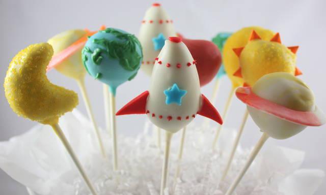 รูปภาพ:http://www.littlebcakes.com/wp-content/uploads/2014/05/Rocket-Ship-Cake-Pops.jpg