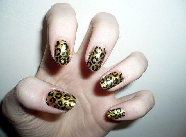 รูปภาพ:http://coolnailideas.net/wp-content/uploads/2014/12/black-and-gold-colour-cheetah-nail-designs.jpg