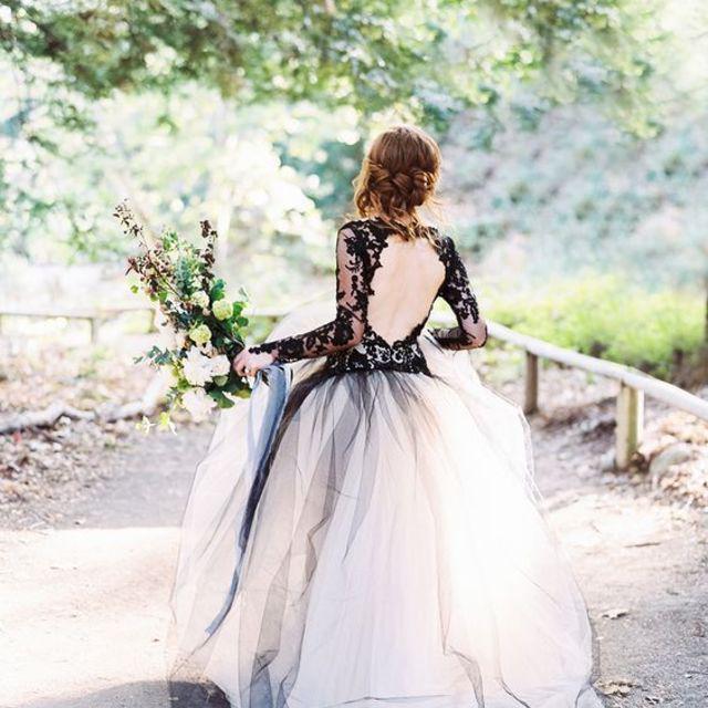 ภาพประกอบบทความ 20 แฟชั่นชุดเจ้าสาว "Black and white wedding dress" สวยล้ำ เข้ากันกับสถานการณ์ !!