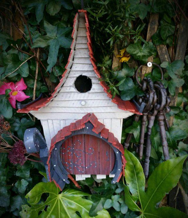 รูปภาพ:http://static.boredpanda.com/blog/wp-content/uploads/2016/10/Magical-birdhouses-from-Little-Lodgings-58172428ea2ea__700.jpg