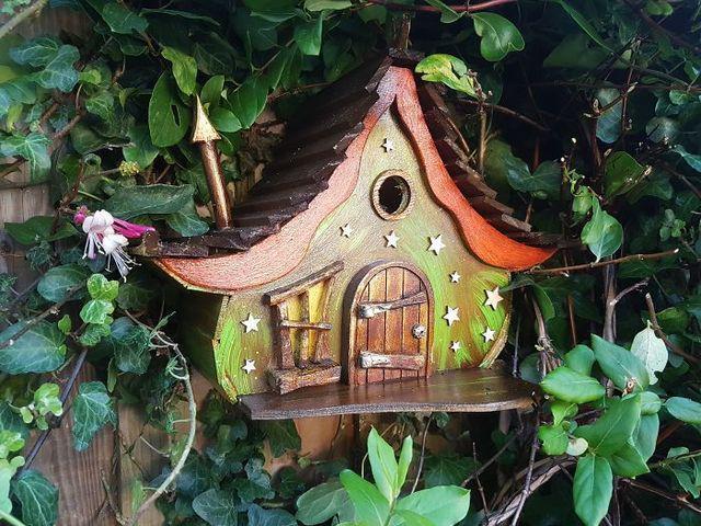 รูปภาพ:http://static.boredpanda.com/blog/wp-content/uploads/2016/10/Magical-birdhouses-from-Little-Lodgings-581735eae67bf__700.jpg