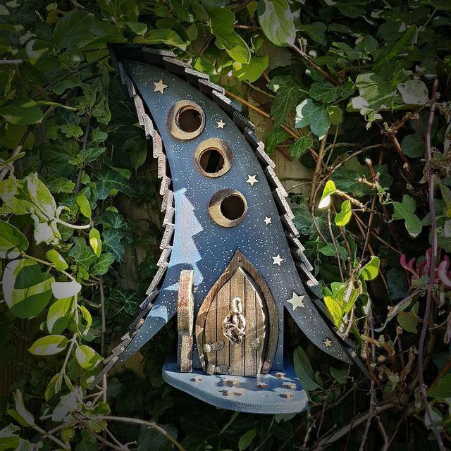 รูปภาพ:http://static.boredpanda.com/blog/wp-content/uploads/2016/10/Magical-birdhouses-from-Little-Lodgings-5817357f1c980__700.jpg