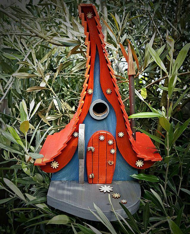 รูปภาพ:http://static.boredpanda.com/blog/wp-content/uploads/2016/10/Magical-birdhouses-from-Little-Lodgings-581723e12663f__700.jpg