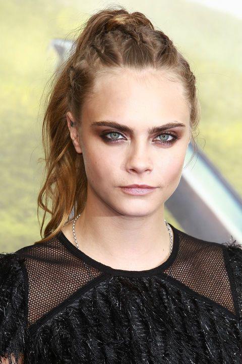 รูปภาพ:http://hbz.h-cdn.co/assets/16/22/480x720/hbz-bridal-hair-unorthodox-updos-cara-delevingne-getty.jpg