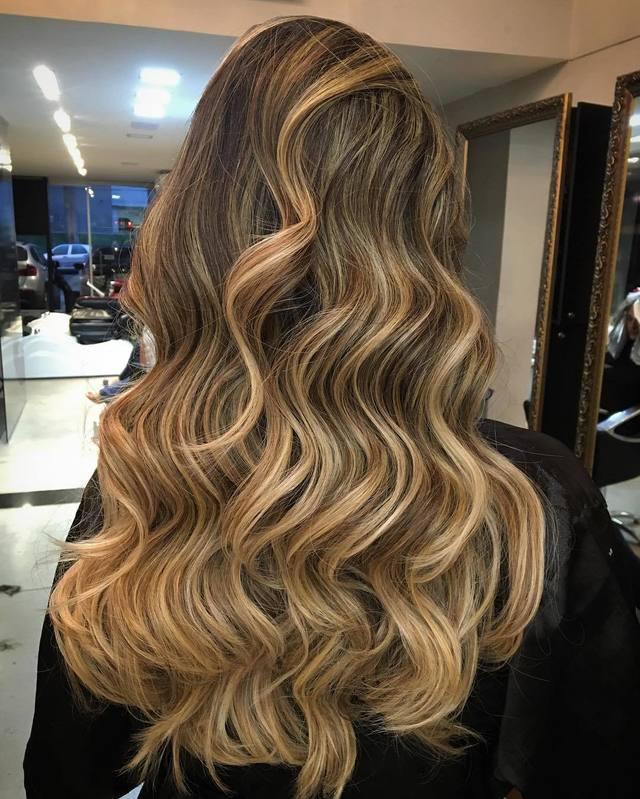 รูปภาพ:http://therighthairstyles.com/wp-content/uploads/2014/03/9-long-brown-hair-with-blonde-ombre-highlights.jpg