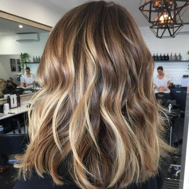 รูปภาพ:http://therighthairstyles.com/wp-content/uploads/2014/03/8-blonde-balayage-for-brown-hair.jpg