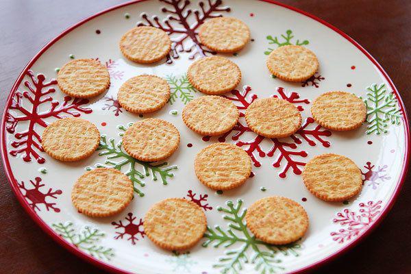 รูปภาพ:http://kevinandamanda.com/whatsnew/wp-content/uploads/2010/12/candy-dipped-peanut-butter-ritz-cookies-2.jpg