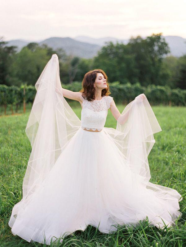 รูปภาพ:http://www.deerpearlflowers.com/wp-content/uploads/2015/02/Two-Piece-Crop-Top-Wedding-Dress.jpg