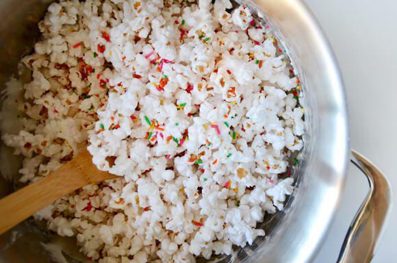 รูปภาพ:http://www.justataste.com/wp-content/uploads/2015/05/popcorn-treats-recipe.jpg