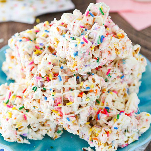 ภาพประกอบบทความ Funfetti Marshmallow Popcorn Treats ขนมอร่อยเด็ด เคี้ยวเพลินเกินห้ามใจ