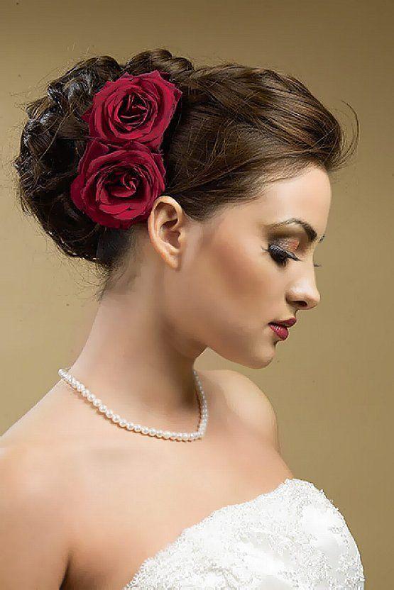 รูปภาพ:http://hairstylehub.com/wp-content/uploads/2016/07/Bun-With-Red-Roses.jpg