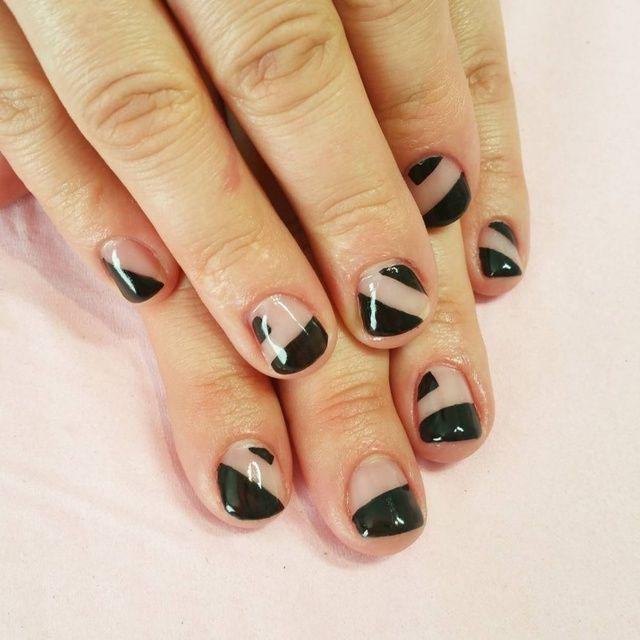 รูปภาพ:https://images.designtrends.com/wp-content/uploads/2016/04/28103720/Black-and-White-Geometric-Nail-Art.jpg