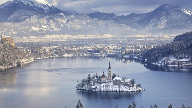 รูปภาพ:http://www.vistanature.com/wp-content/uploads/2013/07/oft-photographed-lake-bled-slovenia-in-winter-292061.jpg