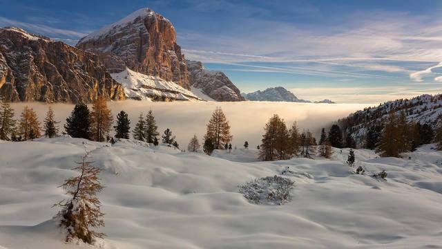 รูปภาพ:http://www.letstravelsomewhere.com/wp-content/uploads/2013/02/lets-travel-to-italy-dolomites-Rozes-winter-with-moreno-geremetta-featured.jpg