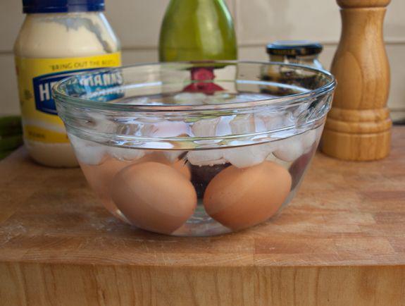 รูปภาพ:http://www.onceuponachef.com/images/2012/03/asparagus-egg-salad-cooling-eggs.jpg