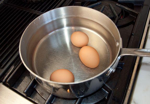 รูปภาพ:http://www.onceuponachef.com/images/2012/03/asparagus-egg-salad-boiling-eggs.jpg