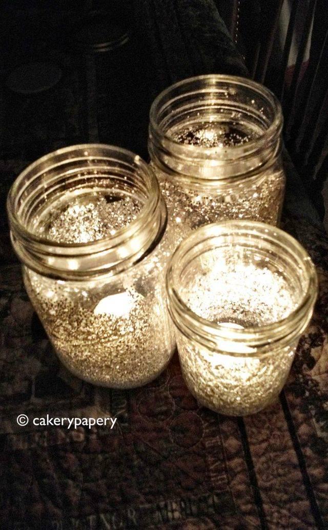 รูปภาพ:http://cdn6.superweddings.com/site/media/2015/01/glittered-mason-jars-with-candles-for-christmas-2.jpg