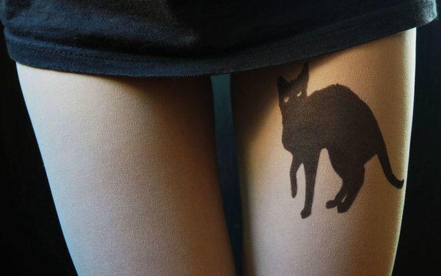 รูปภาพ:http://static.boredpanda.com/blog/wp-content/uploads/2016/11/tattoo-tights-tatul-51-582039d993888__700.jpg