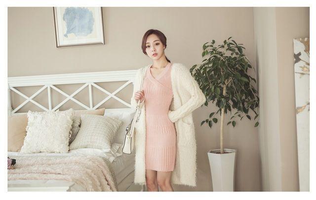 รูปภาพ:http://www.koreasnbymalaysia.com/wp-content/uploads/2015/02/Pogeulyi-Knit-Long-Cardigan-Korean-fasion-2014-online-shop-malaysia-singapore-brunei-indonesia-1.jpg