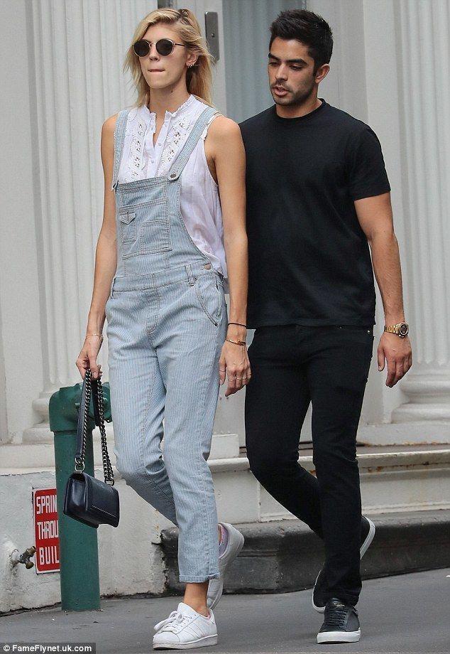 รูปภาพ:http://i.dailymail.co.uk/i/pix/2016/05/31/08/34C9361100000578-3617386-Close_Devon_Windsor_22_looked_trendy_in_stripped_dungarees_as_sh-m-15_1464679869062.jpg