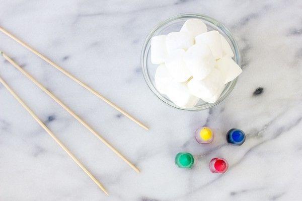 รูปภาพ:http://studiodiy.wpengine.com/wp-content/uploads/2014/03/DIY-Rainbow-Marshmallow-Drink-Stirrers9-600x399.jpg