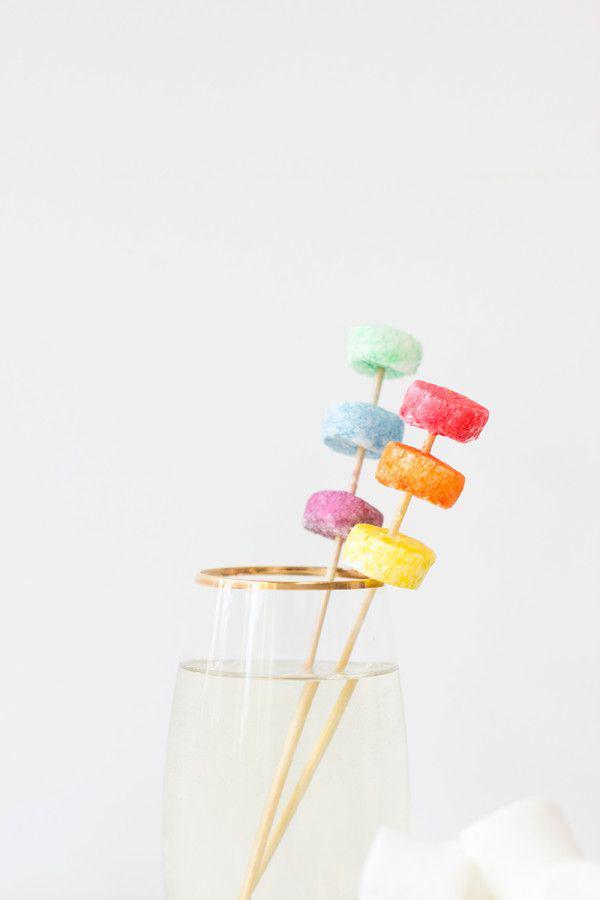 รูปภาพ:http://studiodiy.wpengine.netdna-cdn.com/wp-content/uploads/2014/03/DIY-Rainbow-Marshmallow-Drink-Stirrers2-600x900.jpg