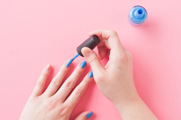 รูปภาพ:http://2zhyg424c1ql36ez7k3t14e0.wpengine.netdna-cdn.com/wp-content/uploads/2016/07/painting-nails-blue-basecoat-on-pink-background-1.jpg