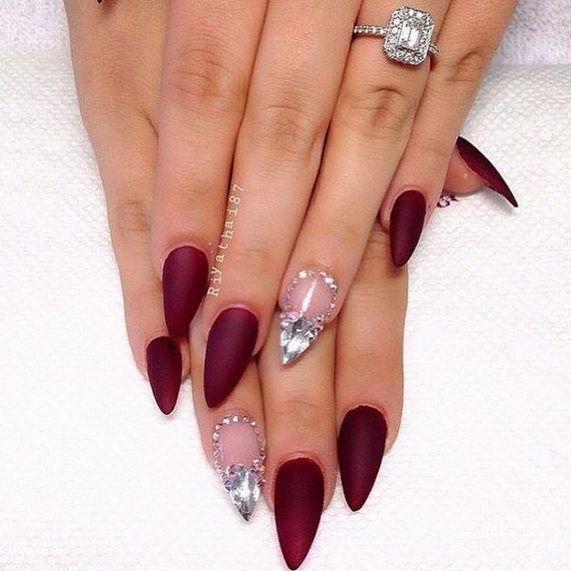 ภาพประกอบบทความ แต่งเล็บสวยให้ดูโดดเด่นไปด้วยสีแดงสไตล์ "Maroon Nails" กันเถอะ! 