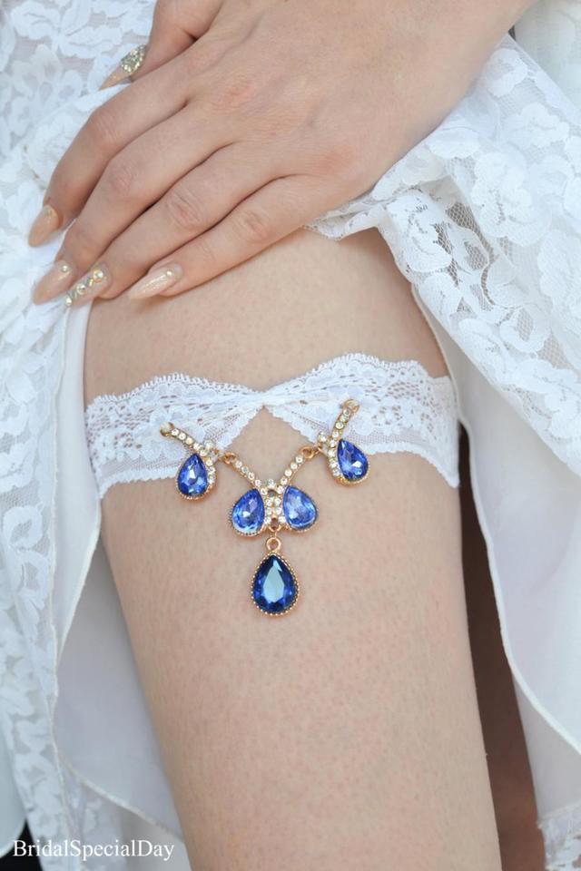 รูปภาพ:http://s3.weddbook.com/t4/2/4/2/2421719/white-lace-wedding-garter-set-with-royal-blue-stone-applique-bridal-garter-set-handmade-wedding-accessories.jpg
