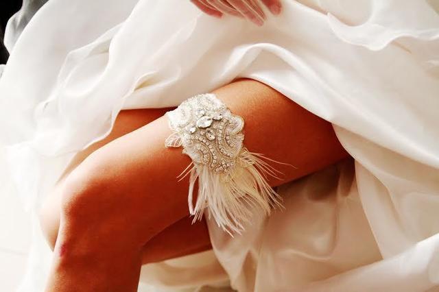 รูปภาพ:http://s3.weddbook.com/t4/2/5/5/2558114/bridal-garter-wedding-garter-belt-luxury-peacock-feather-garter-belt-keepsake-garter-rhinestones-ivory-lace-garter-prom-garter.jpg