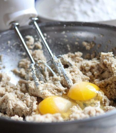 รูปภาพ:http://picky-palate.com/wp-content/uploads/2011/01/eggs-added-to-butter-and-sugar.jpg